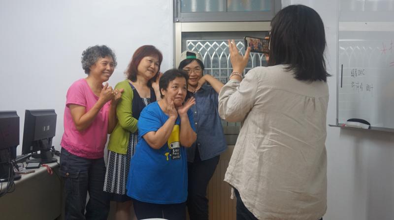 講師幫學員拍攝照片作為上課素材