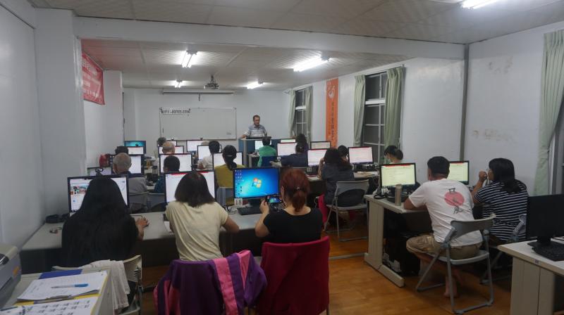 學員們專心聽課