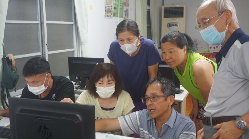 講師個別跟學員講解