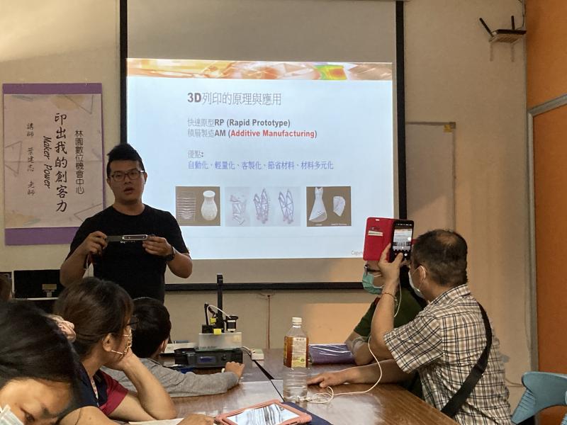 學員認真將講師的重點節錄下來