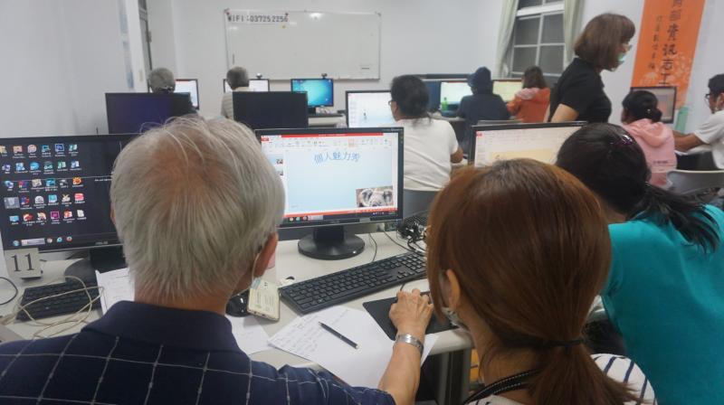 學員認真學習跟討論操作