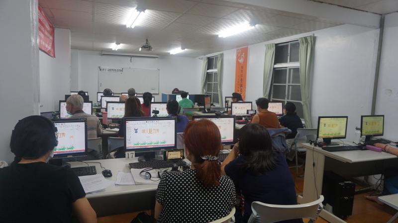 學員們認真上課