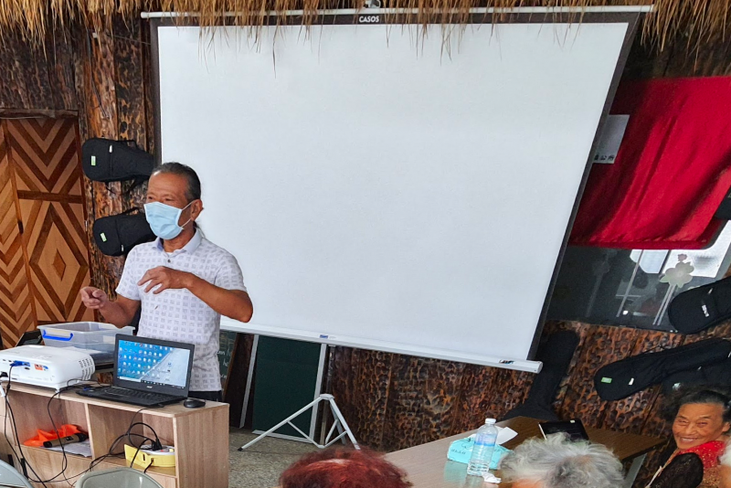 講師分享國內外社區轉型的例子，希望各位長者能好好玩平板，運用科技來轉變社區。