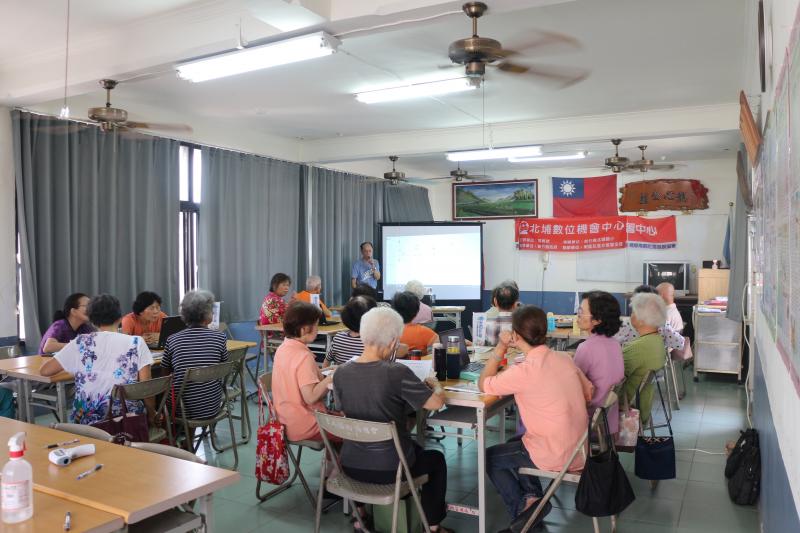 學員專注聽老師講解會聲會影