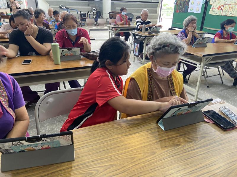 隔代親子課程幫阿嬤學平板