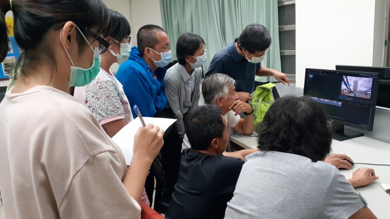 學員一起聽老師講解，老師也很細心把每細節慢慢的教導學員。