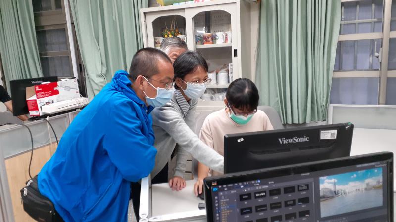 學員遇到問題都會互相討論，共同研究找出問題來解決。