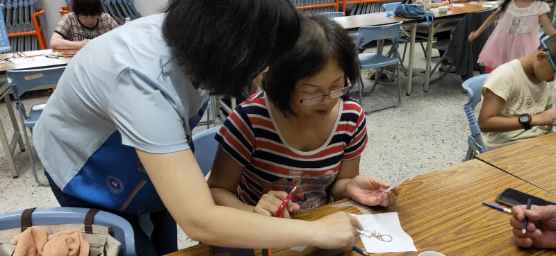 講師示範教學中。