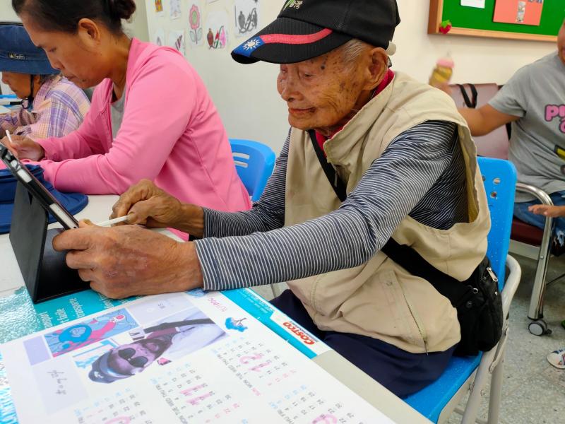 學員開心看著自己上傳的相片