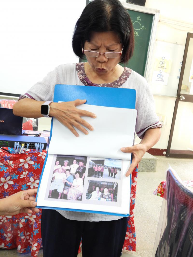 同學拿著自己diy生命繪本介紹故事