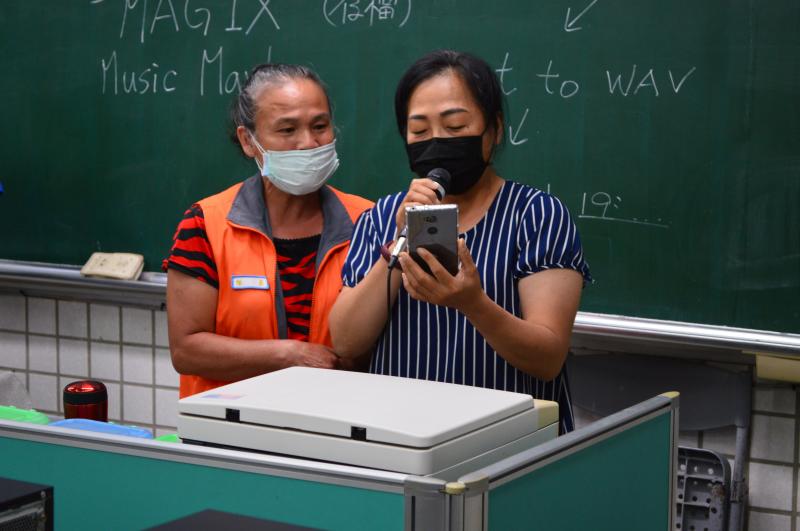 學員使用唱歌APP高歌一曲