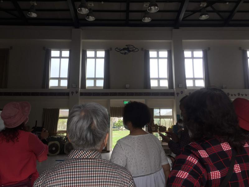 學員一一練習飛行空拍機