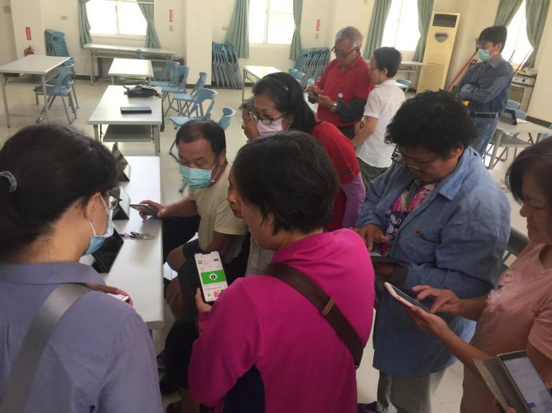 大家互相研究各種品牌手機不同操作方式