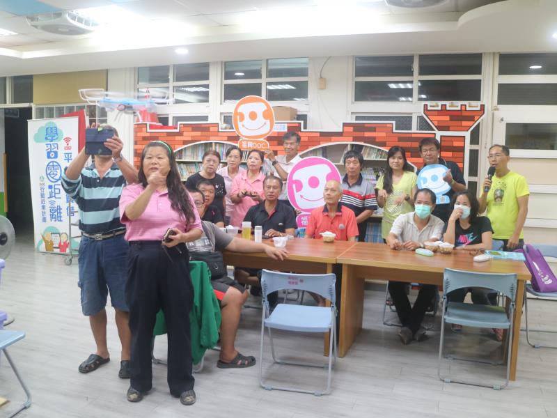 無人機拍攝大合照---大家可不是在看我的鏡頭喔!!