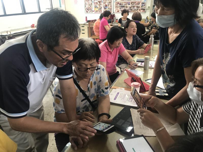 老師指導學員操作畫面