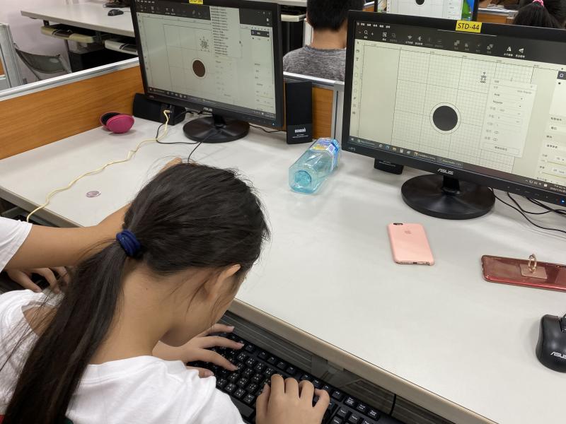 學員利用雷雕軟體設計雷雕作品。