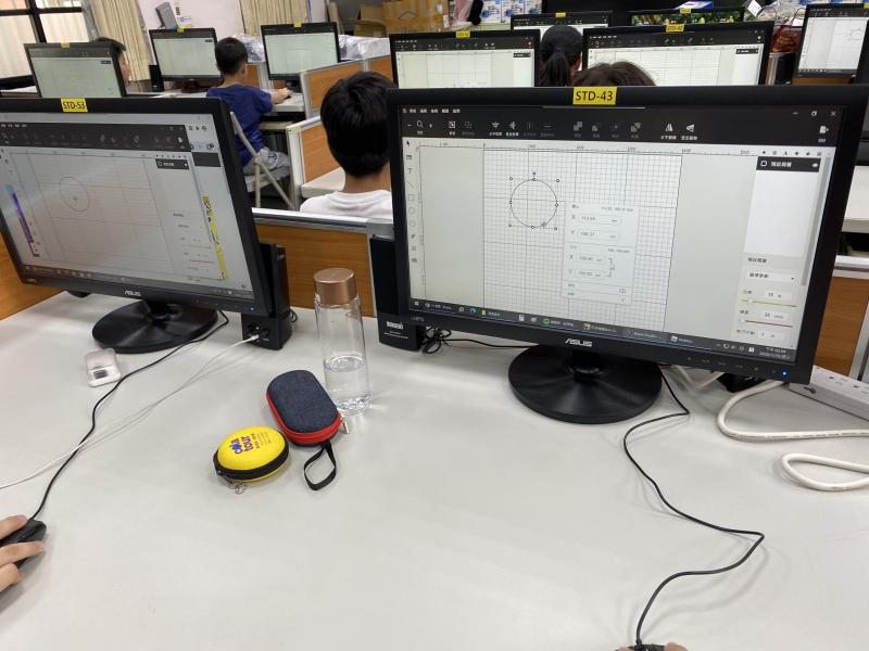 學員設計雷雕木板鑰匙圈&吊飾。