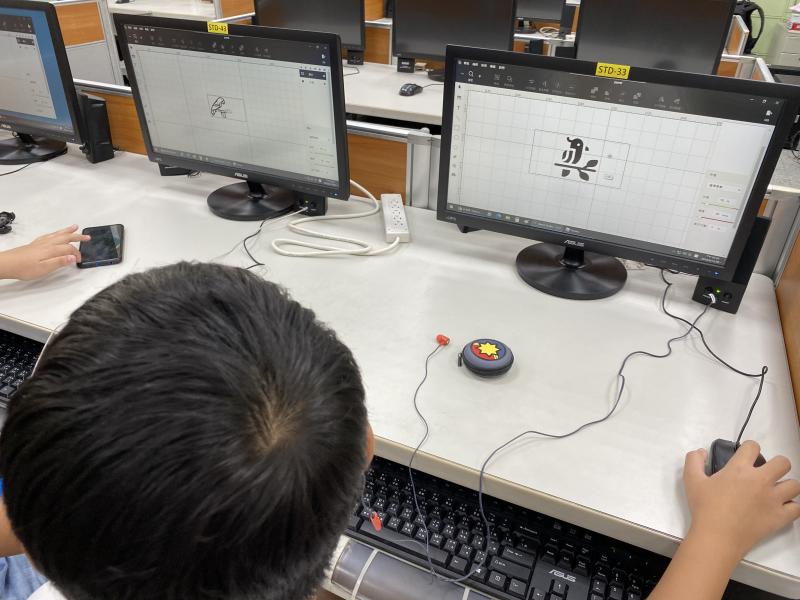 加入圖片與文字做為設計。