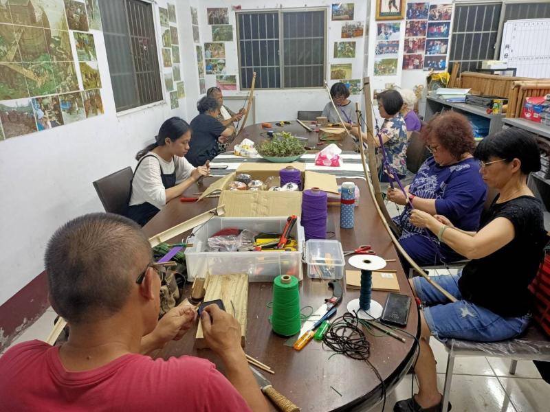 學員們聚精會神聽著講師講解！