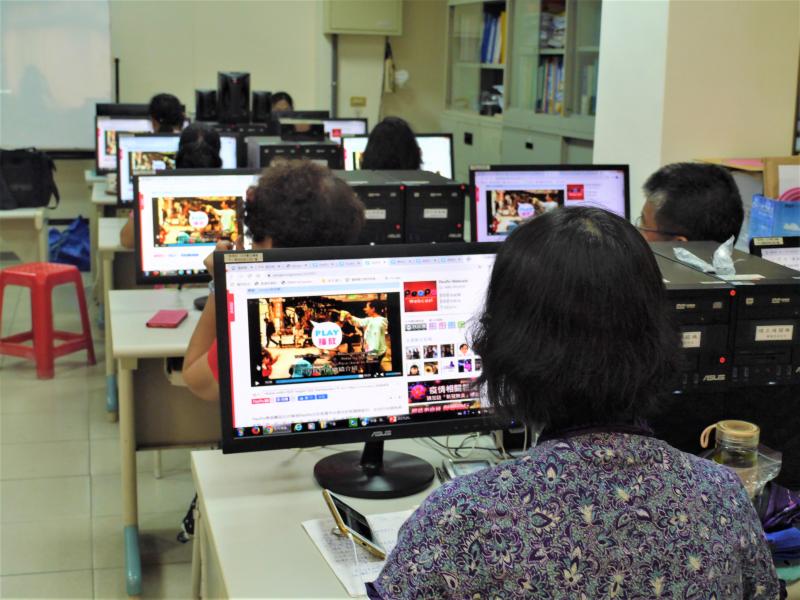 學員們在電腦前聽老師解說公民新聞的投影片