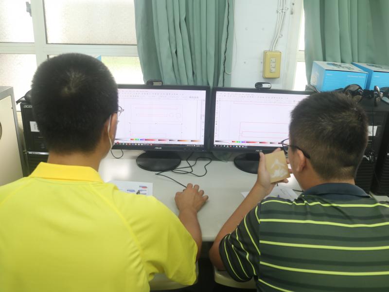 學員檢查各個線段與圖案,讓雷射雕刻或雷切都能完美順暢