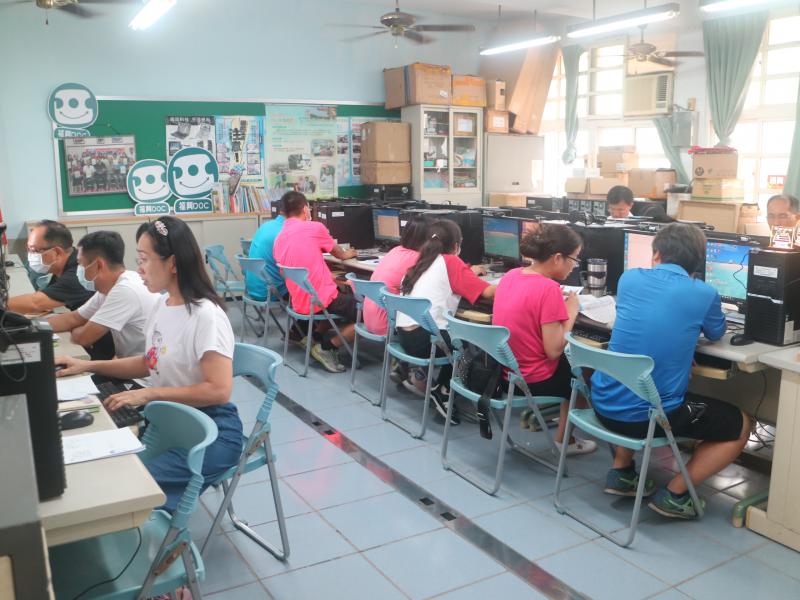 偷拍大合照--繪圖軟體現在進行式---設計是燒腦又費時的