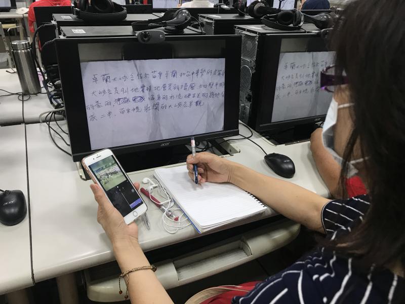 講師為學員說明新聞稿撰寫公式。