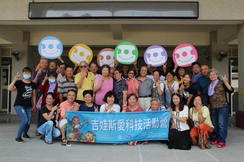 學員開心與講師合照留念。