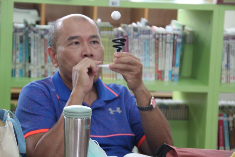 科學動手做，小白球成功飄浮。