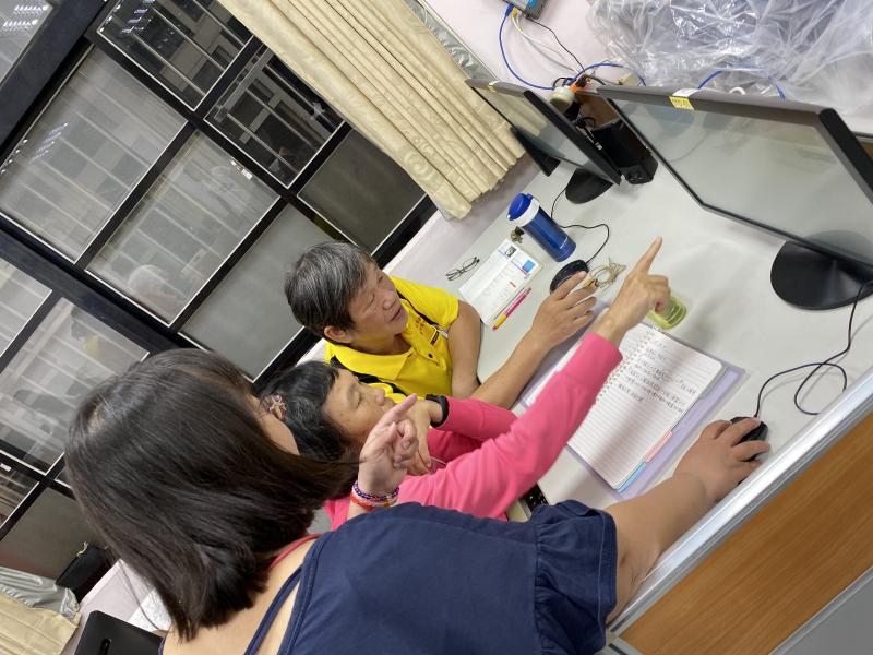 和學員討論圖層概念。