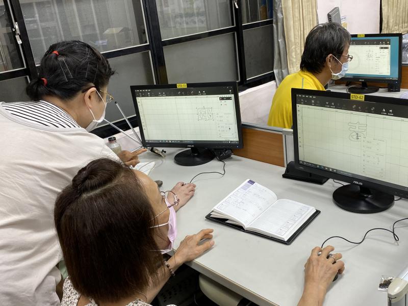 舊學員幫忙指導新學員。