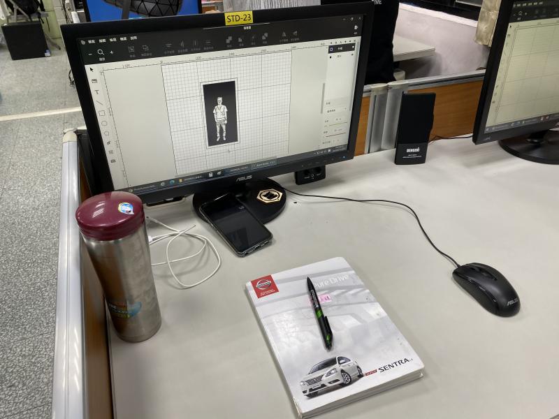 學員作品呈現電腦上。