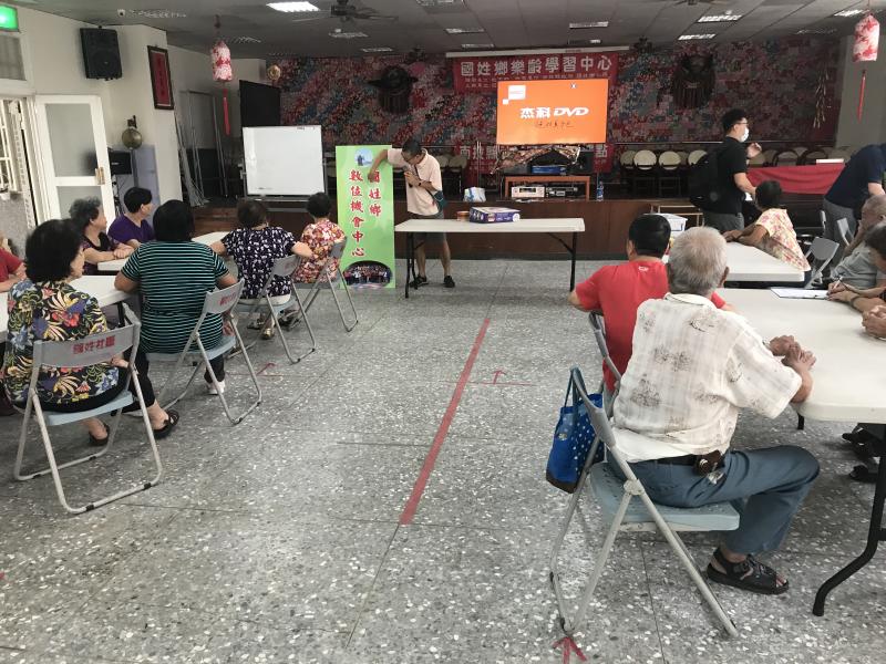 由林一曦老師實施課程介紹上課情形。