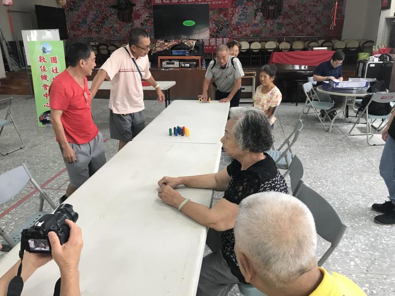 學員完成積木組合，由老師帶領學員玩保齡球互動情形