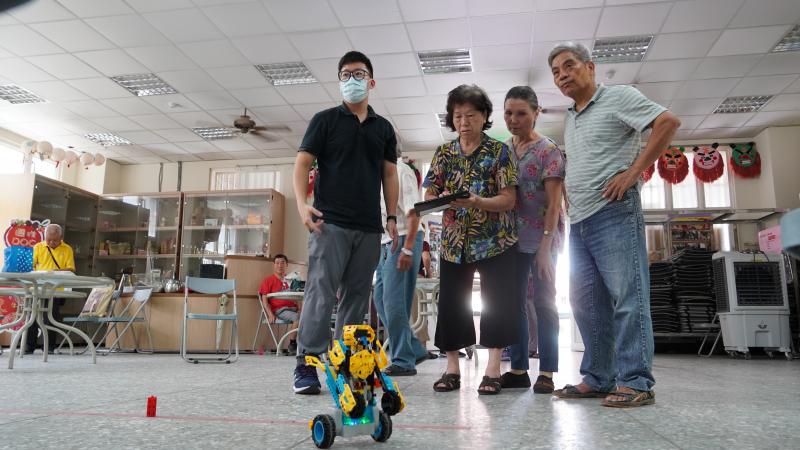 讚學員使用平面電腦控制積木機器人實機操作體驗情形