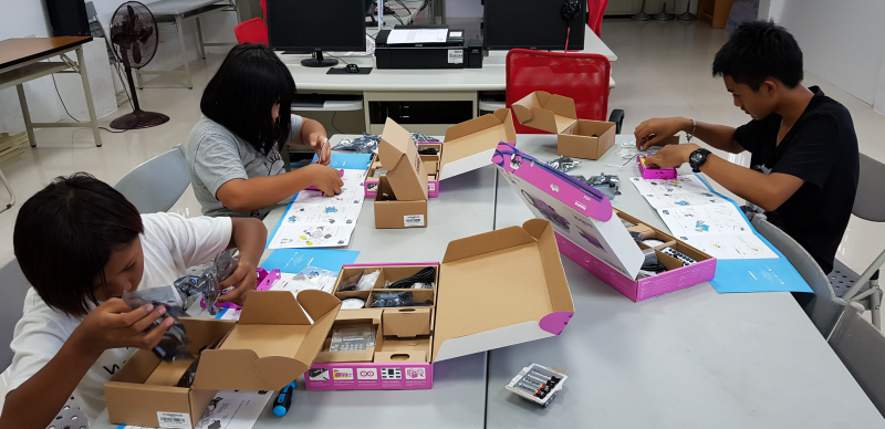 今天的課程時間不夠，只好要求男生在旁邊自己裝。