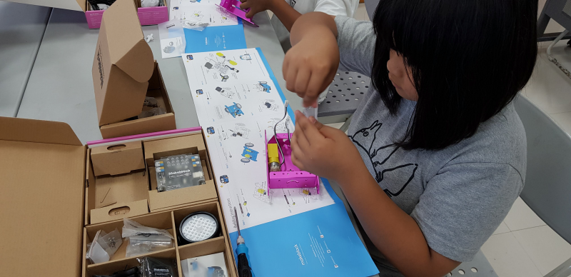 組裝需要仔細核對零件、數量以及裝設位置。