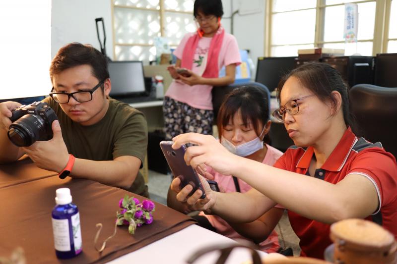 學員練習商品拍攝，透過設備認識、基礎攝影知識(光圈.快門.曝光.感光度.感光元件...)、構圖、光影認識攝影，並實際練習攝影要點，圖為拍攝在地商品。