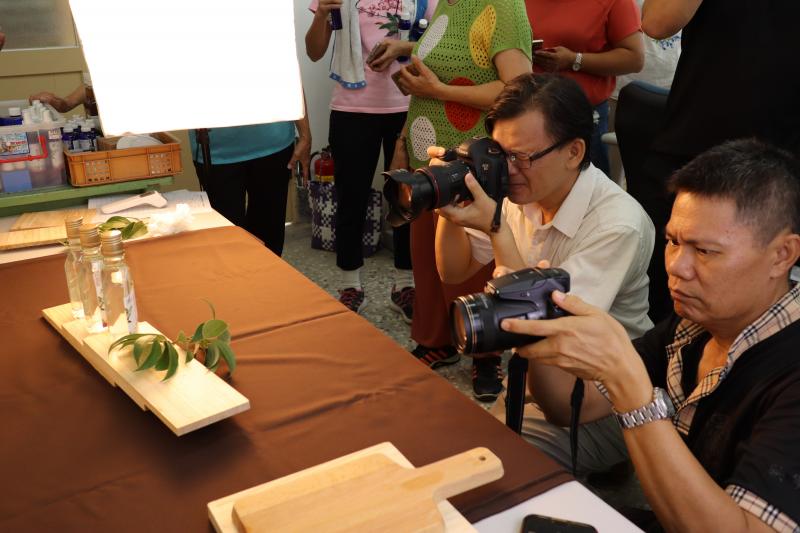 學員練習商品拍攝，透過設備認識、基礎攝影知識(光圈.快門.曝光.感光度.感光元件...)、構圖、光影認識攝影，並實際練習攝影要點，圖為拍攝香草精油純露。