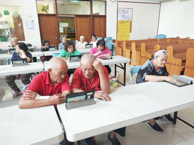 在老師細心的教導之下，學員們很快就上手平板APP的下載運用，並開始操作其內容。