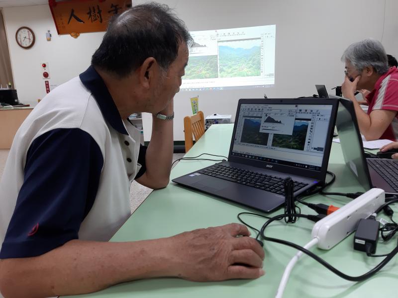 阿伯認真的跟上老師課程，跟著老師一起照片修圖