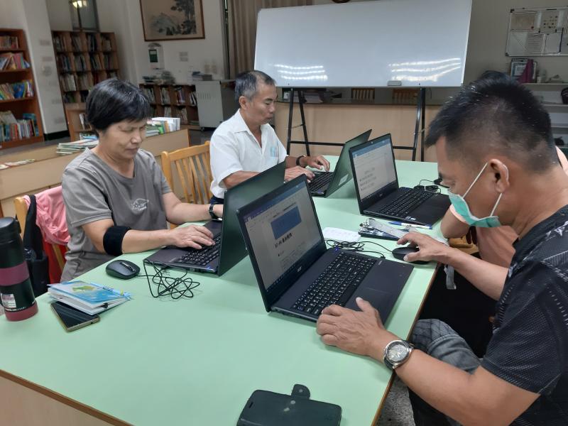 大家認真的在電腦上，設計自己的旅遊行程表