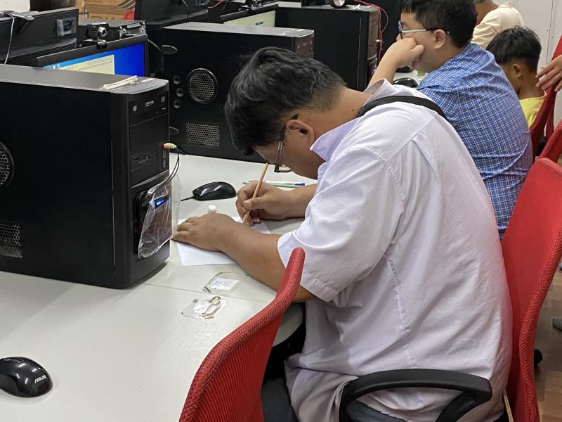 學員嘗試畫出網頁架構