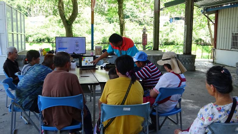 講師透過PPT來介紹AR與VR的應用。