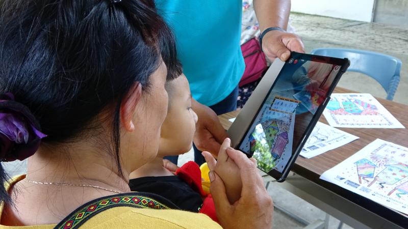 學員們透過平板APP體驗3D虛景體驗。