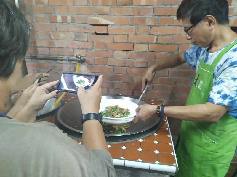 學員分成兩組，一組製作料理，一組在拍攝