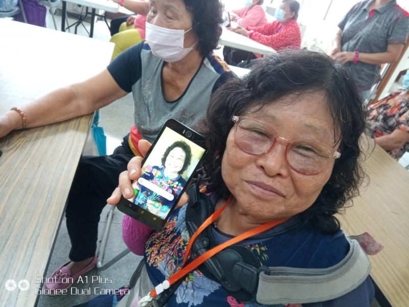 你看手機桌布是我的照片