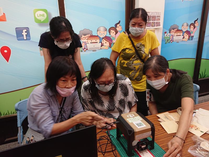 許錦治老師解說數位機器操作事項