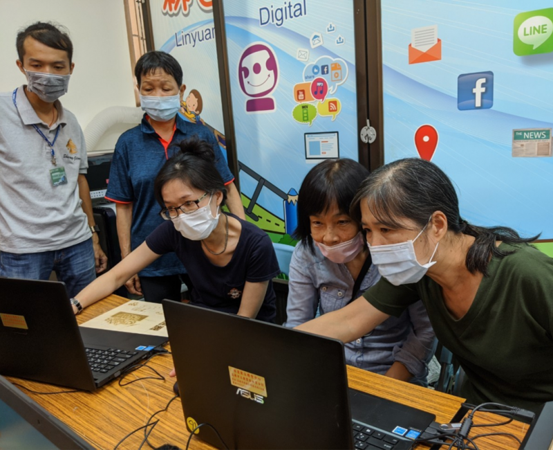 學員操作演練筆電與數位機器