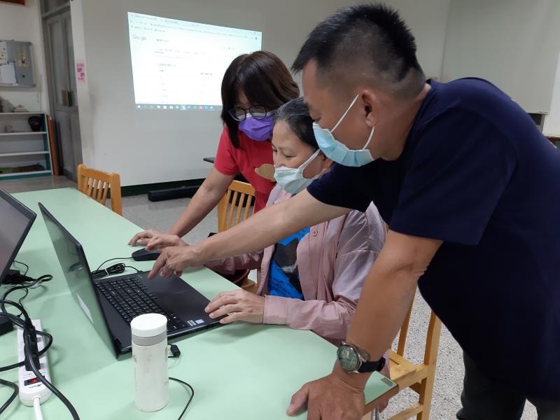 學員一起學習，一起討論